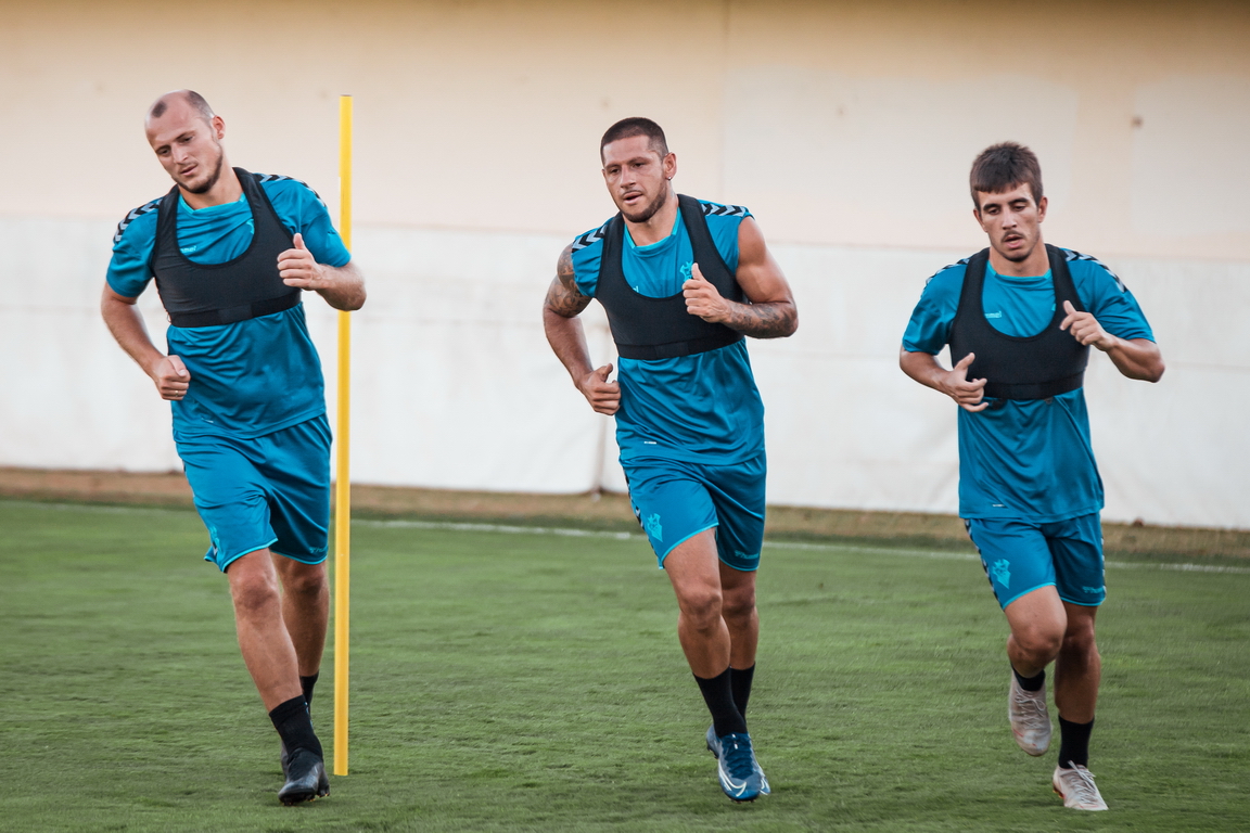 Roman Zozulia, Javi Acuña y Manu Fuster en el primer entrenamiento del Albacete 2020-21