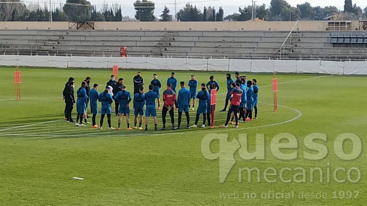 Una imagen de la charla que ha mantenido Alejandro Menéndez con los jugadores en el último entrenamiento antes del encuentro C.D. Mirandés - Albacete Balompié