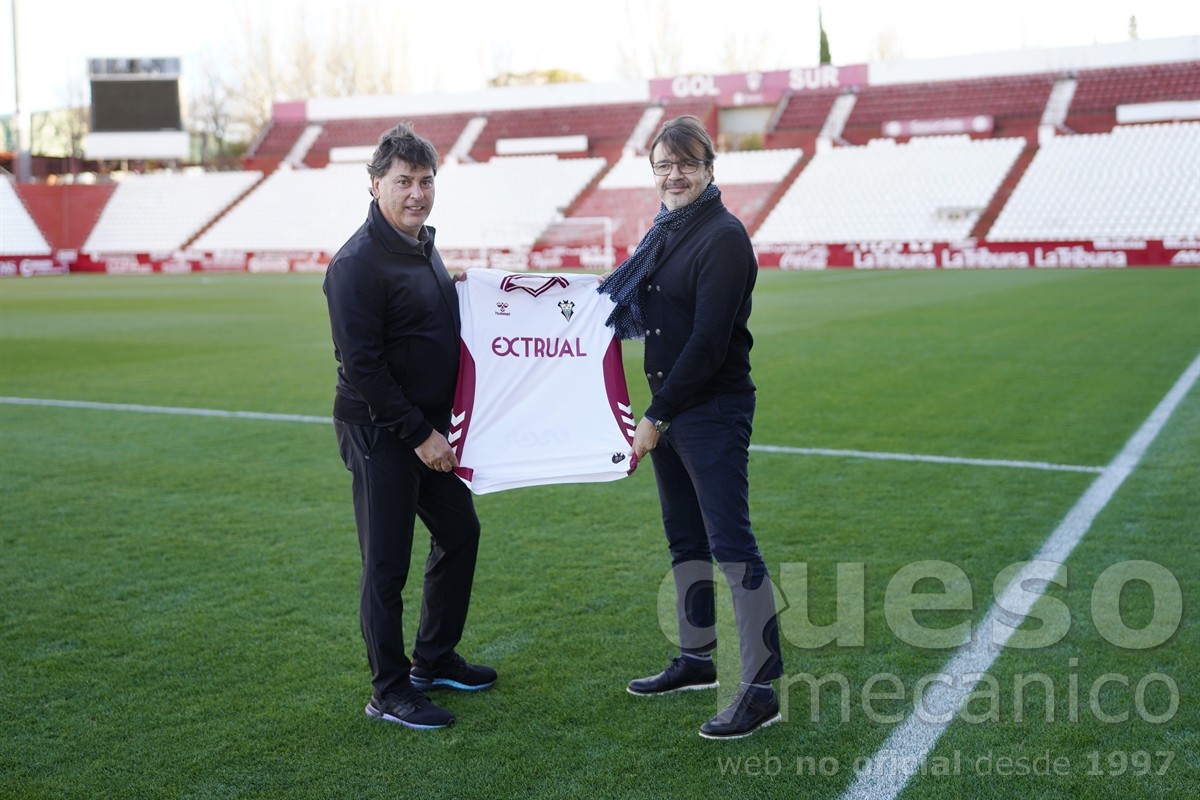 Alejandro Menéndez y Toni Cruz en la presentación del nuevo entrenador del Albacete Balompié
