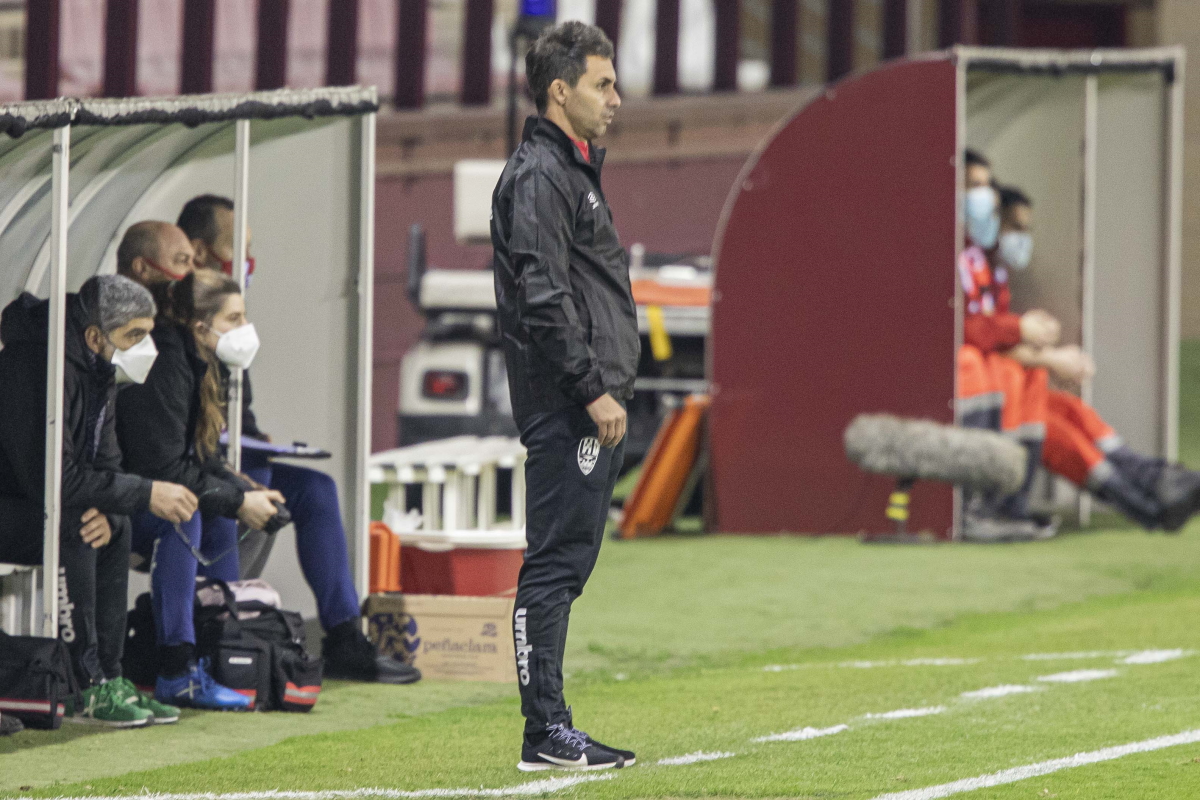 Sergio Rodríguez entrenador de la Unión Deportiva Logroñés observa en banda el encuentro Logroñés - Albacete