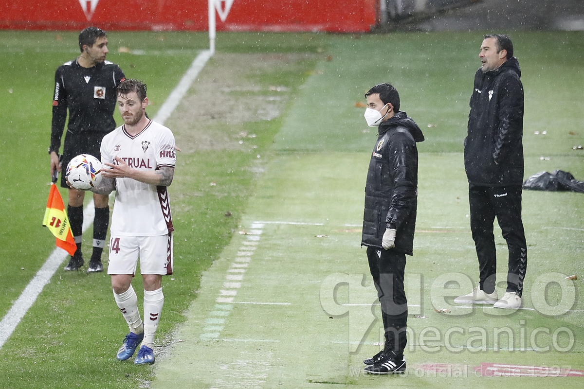 Aritz López Garai discute con el árbitro asistente mientras Diego Caballo se dispone a sacar de banda