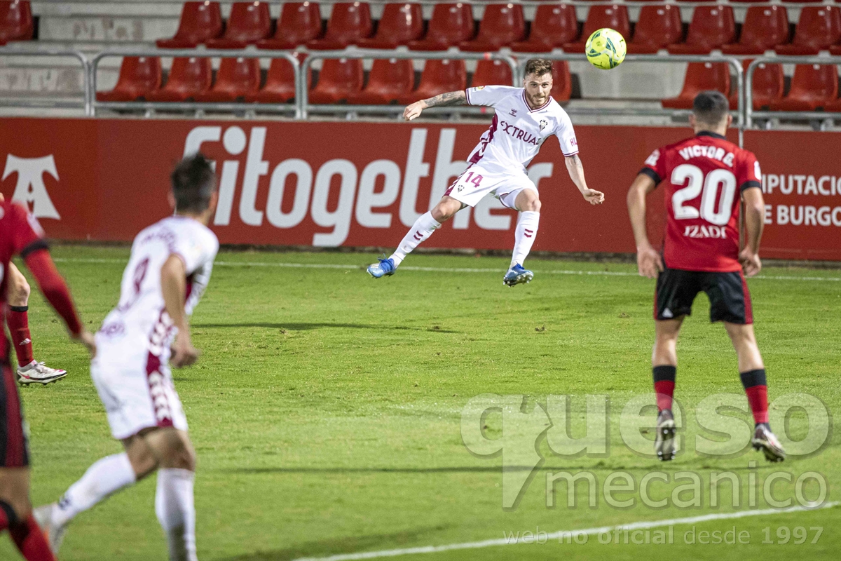 Además de poner el centro medido del primer gol del Albacete, Diego Caballo se prodigó en ataque
