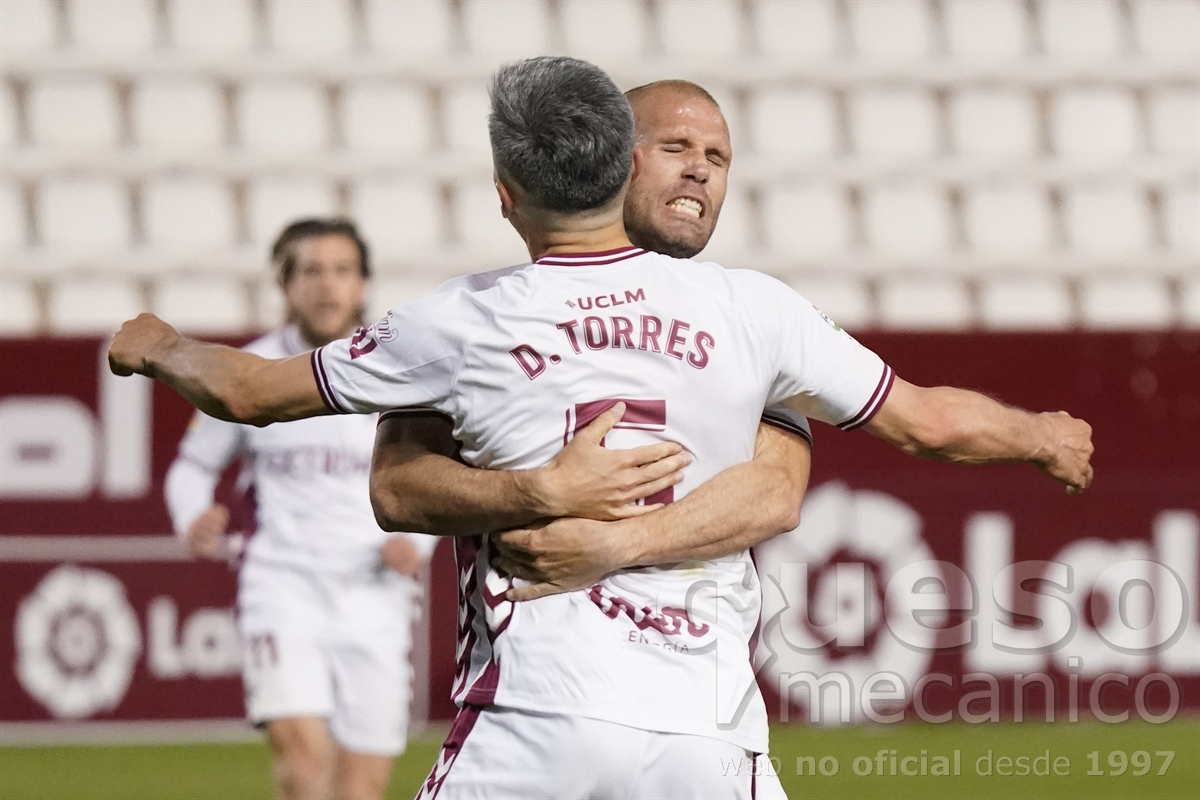 Alfredo Ortuño celebra junto a Dani Torres el segundo gol del Albacete ante el Cartagena