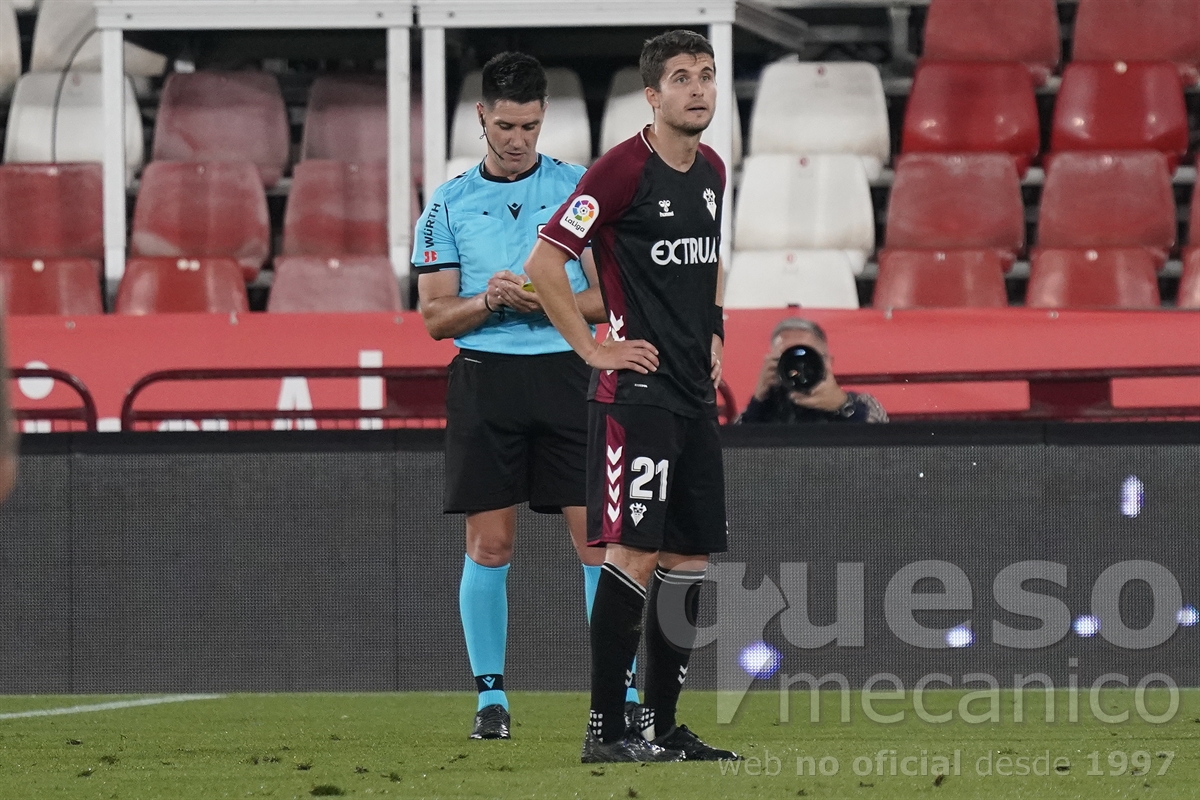 Alvaro Peña vio roja directa ante el Almería por, supuestamente, decirle al asistente: '¡Vete a la Mierda!'