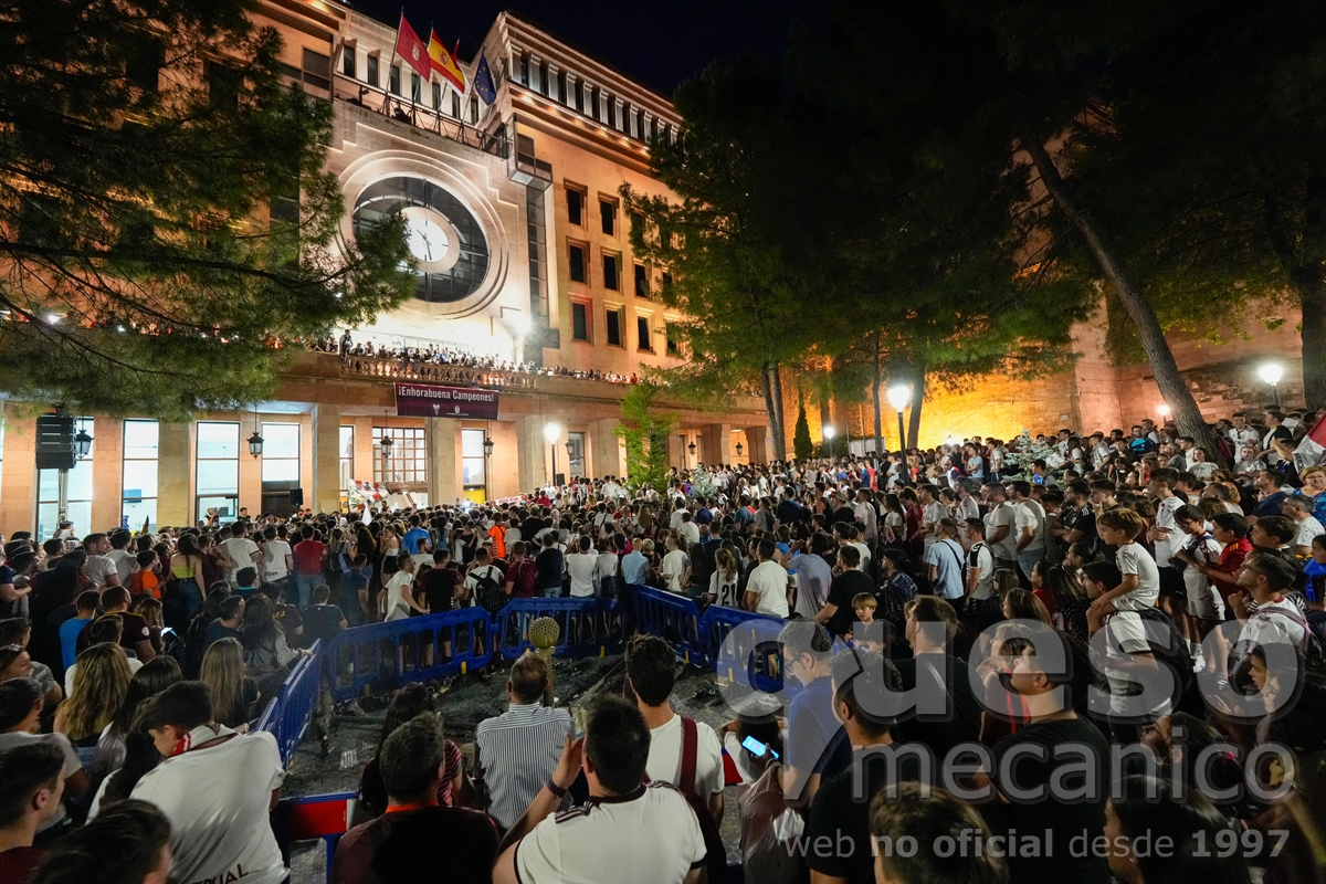 Hasta 30.000 espectadores siguieron al Albacete por las calles de la ciudad, mientras que otros 10.000 se congregaron debajo del Ayuntamiento
