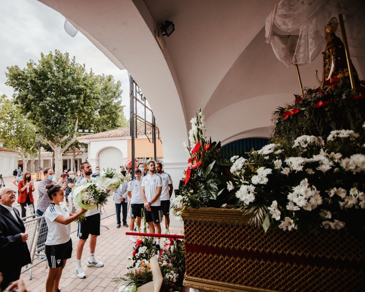 Imagen con la ofrenda foral del Albacete Balompié a la Virgen de los Llanos