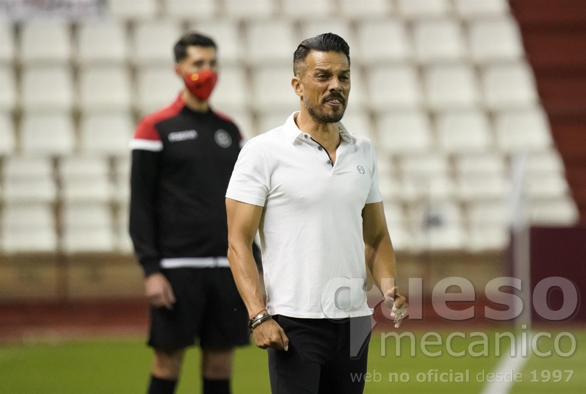 El entrenador del Albacete, Rubén de la Barrera, muy contento por el triunfo de su equipo ante el Castellón