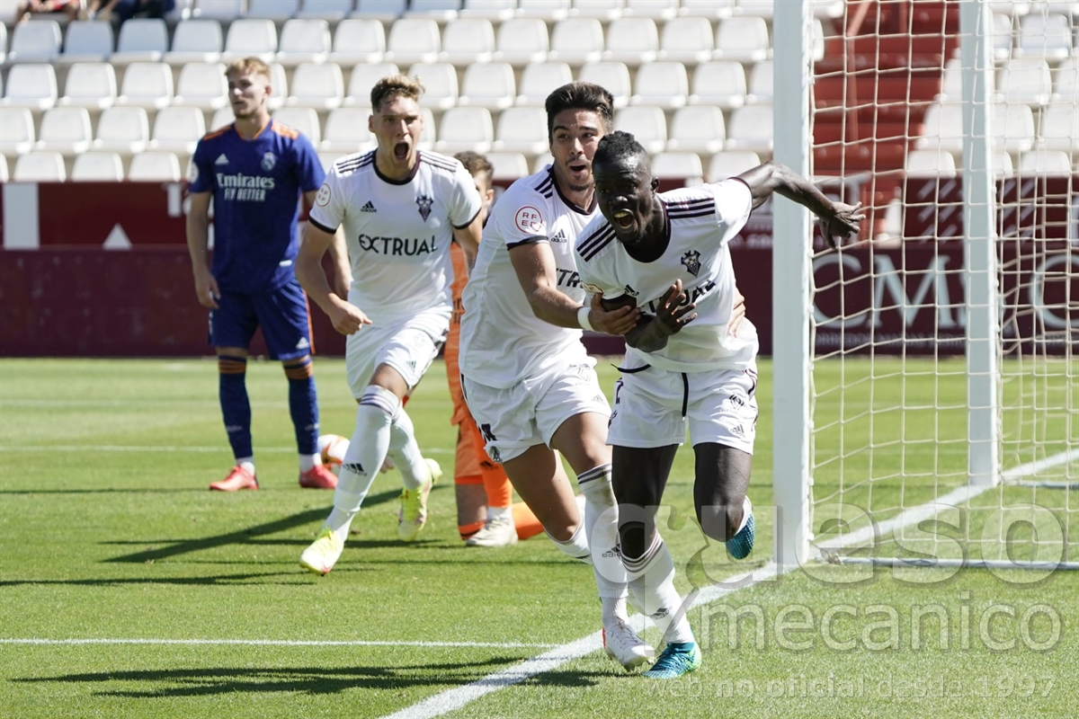Momo Djetei renuva con el Albacete hasta 2026, en la foto celebrando su único gol hasta ahora con la camiseta blanca