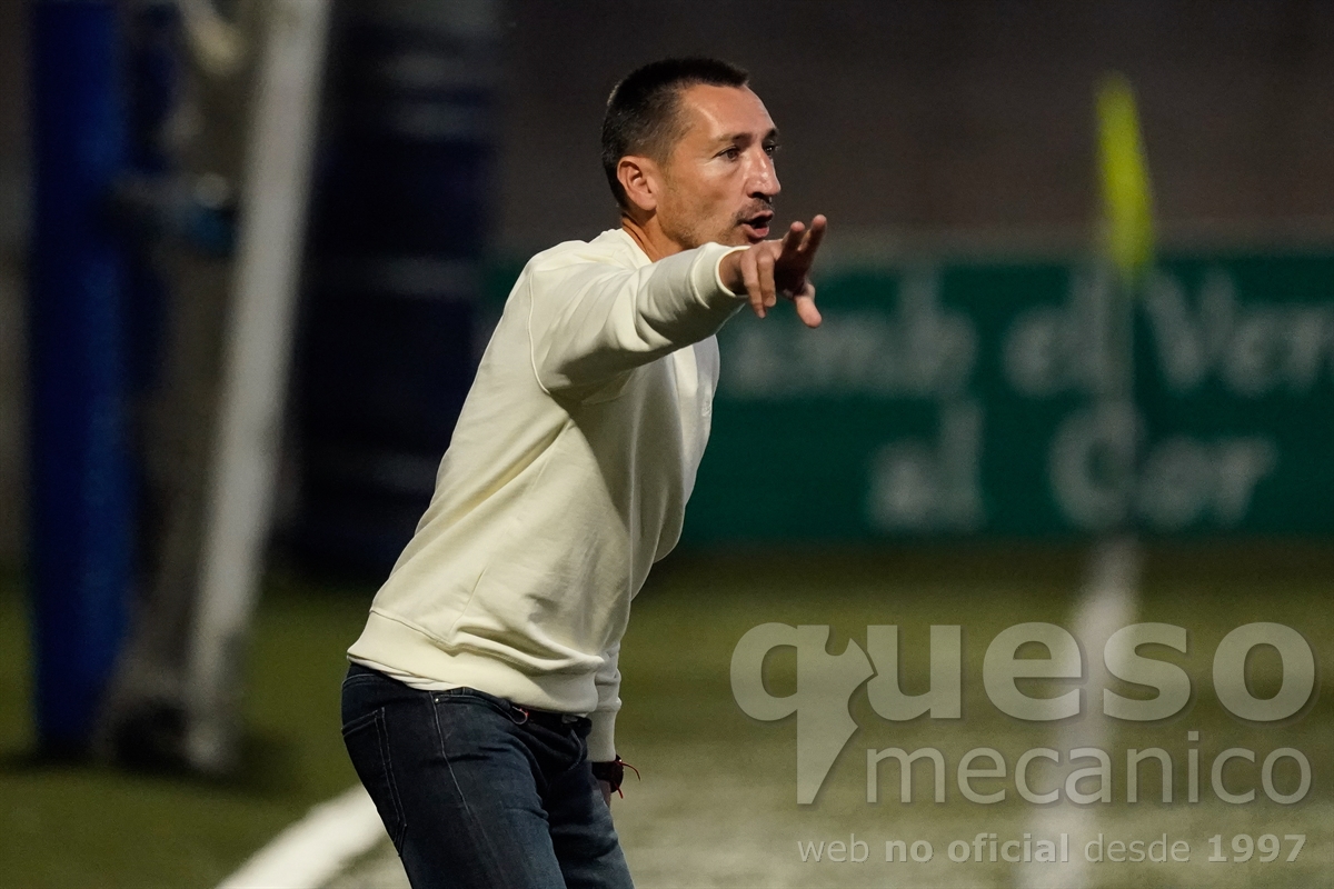 Raúl Casañ técnico de la U.E. Cornellá muy contento por la victoria de su equipo ante el Albacete
