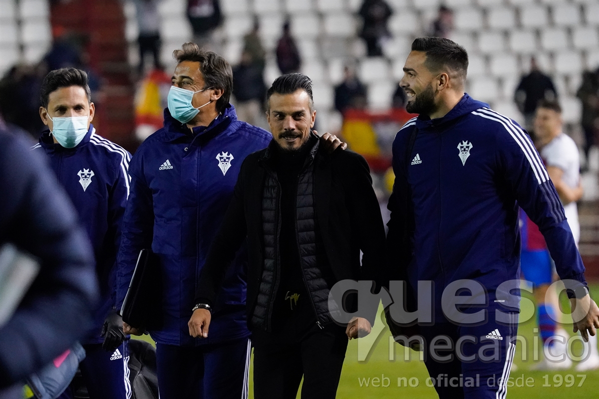 Rubén de la Barrera y su cuerpo técnico muy contentos tras la victoria del Albacete ante el F.C. Barcelona B