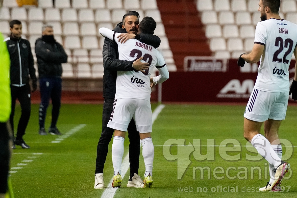 Rubén Martínez se abraza a Rubén de la Barrera tras conseguir el primer tanto del Albacete ante el Alcoyano