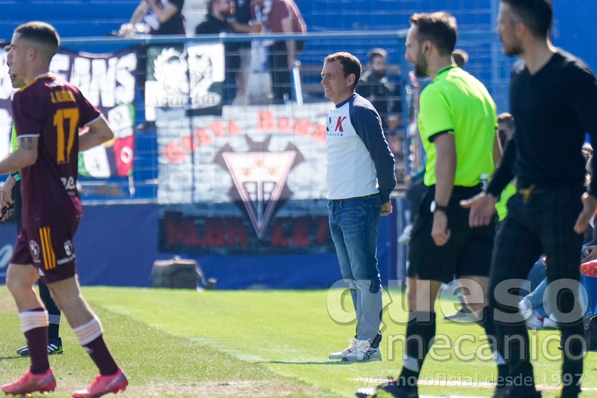 El entrenador del Linares Deportivo Alberto González en un lance del encuentro de su equipo ante el Albacete