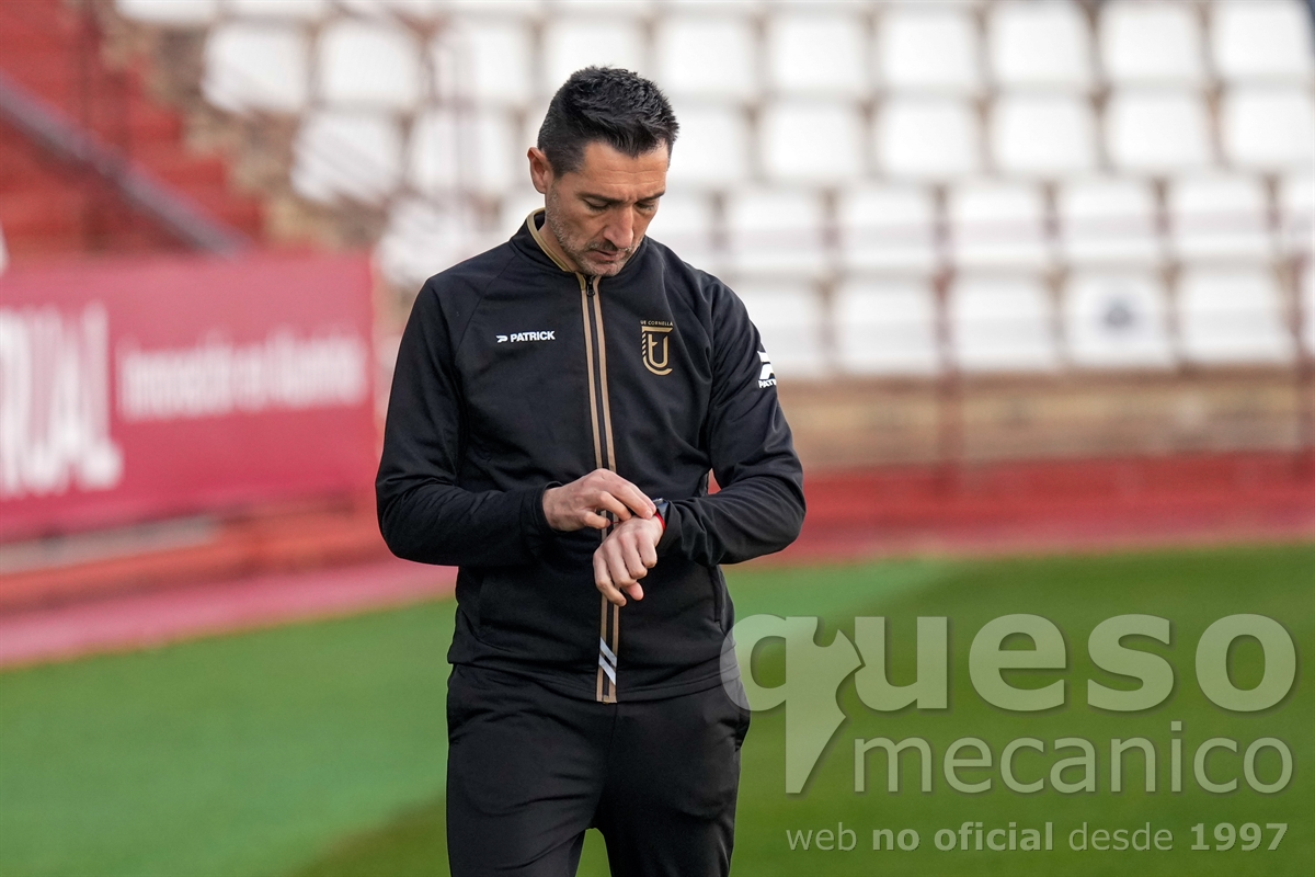 Raúl Casañ, entrenador de la U.E. Cornellá, cabreado con el resultado pero contento por la imagen de su equipo ante el Albacete