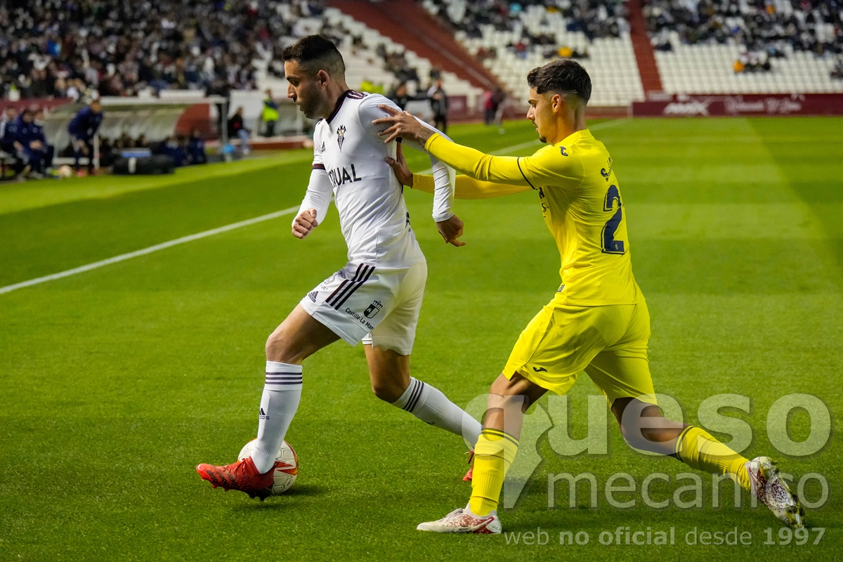 Diegui Johannesson disputa un balón en el último encuentro del Albacete ante el Villarreal B