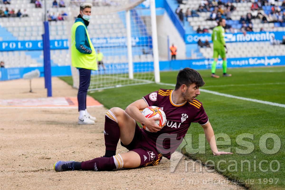 El Albacete salió bien en el primer tiempo y en una de sus primeras aproximaciones al área Manu Fuster a punto estuvo de ser objeto de penalti