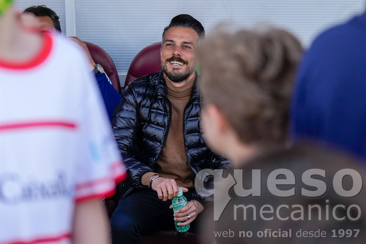 Rubén de la Barrera sonrie durante un lance del encuentro Albacete Balompié - Atlético Sanluqueño