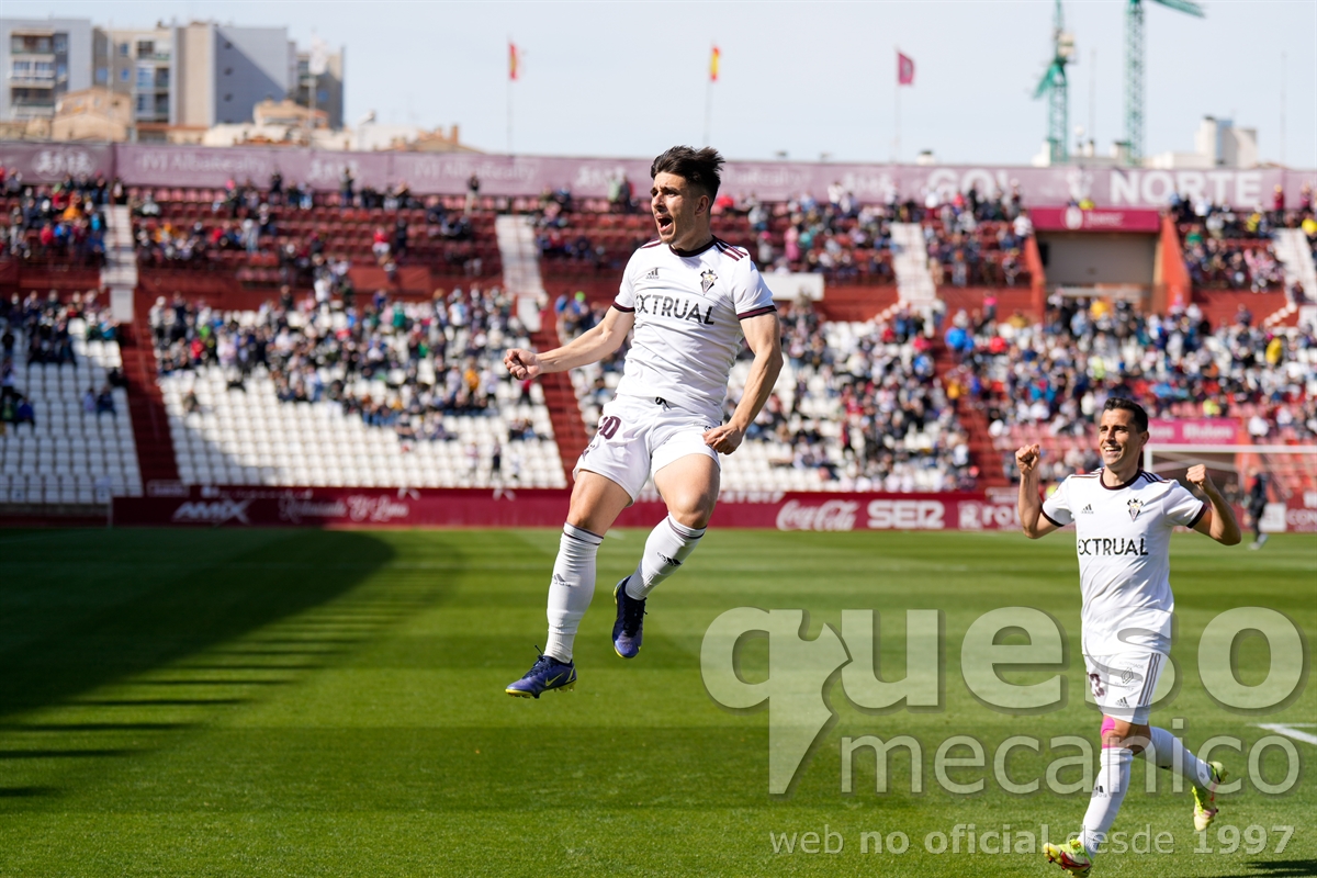 Manu Fuster celebrando uno de los dos goles que anotó ante el Atlético Sanluqueño