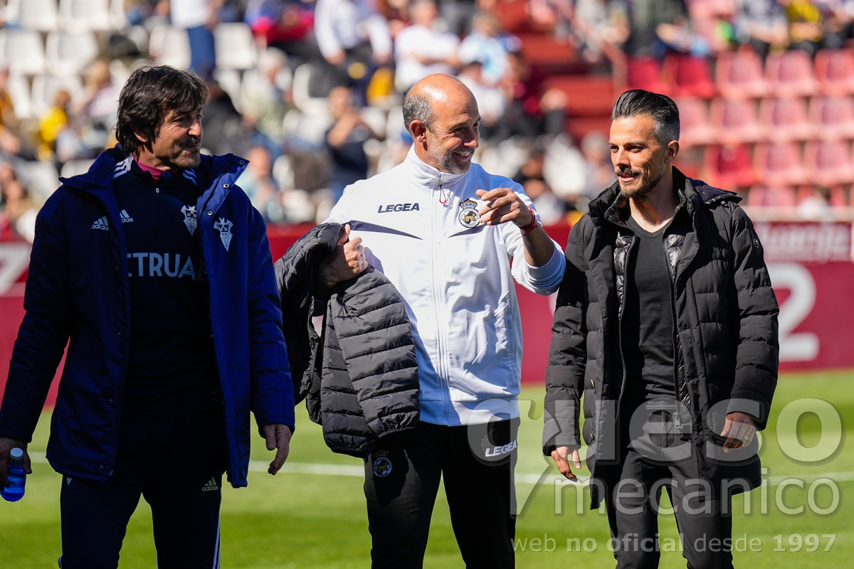 El entrenador del Linense el albaceteño Alberto Monteagudo acompañado de Carlos Cano y Rubén de la Barrera