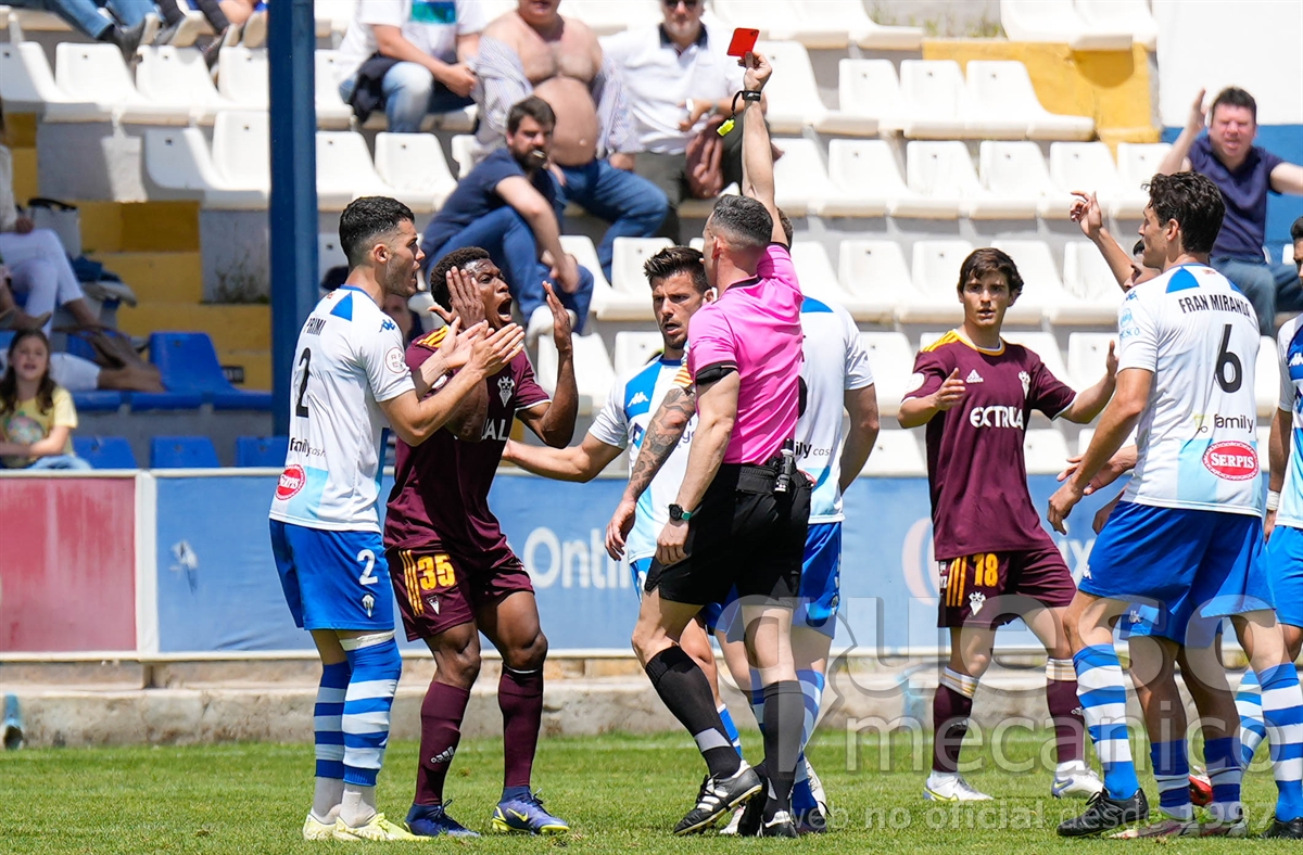 Emmanuel Attipoe vio una roja directa que junto con la quinta amarilla de Boyomo deja al Albacete en precario en defensa de cara al encuentro en Andorra