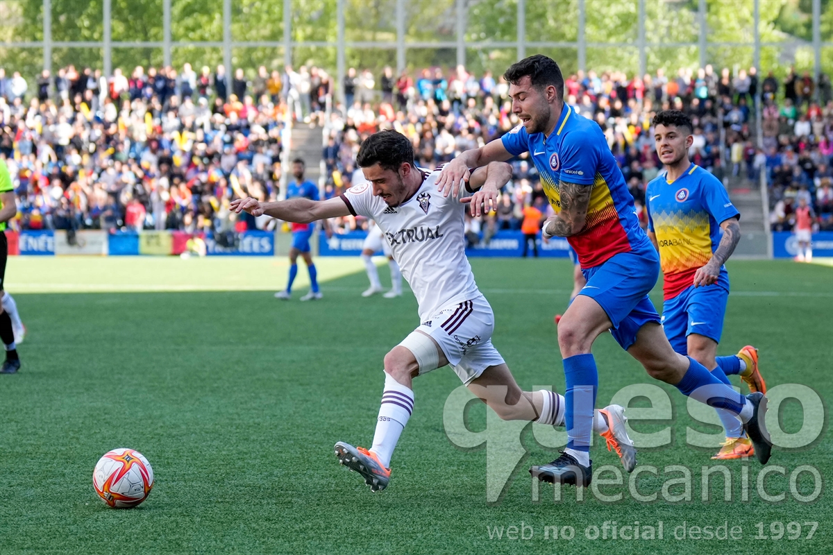 Julio Alonso en una jugada del encuentro de la temporada pasada ante el Andorra