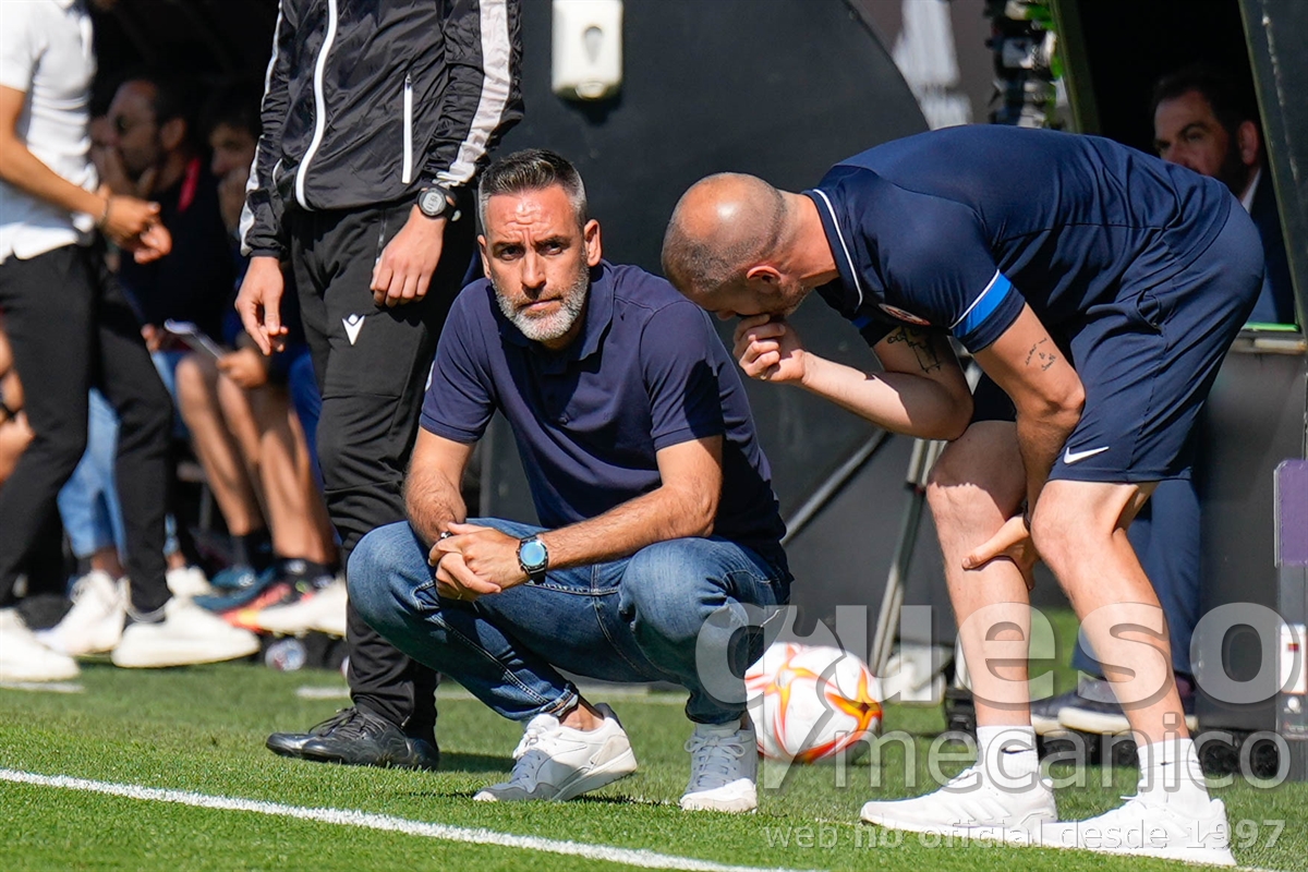 El entrenador del Rayo Majadahonda, Abel Gómez, sigue atento las incidencias del encuentro de su equipo ante el Albacete