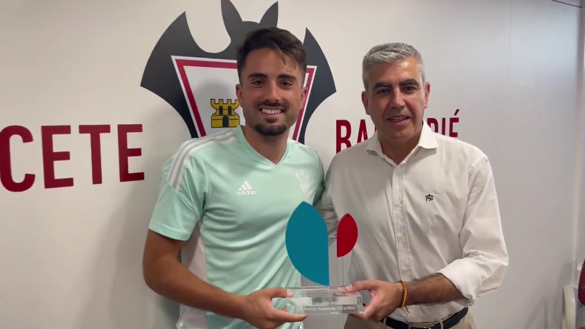 Fran Álvarez recibe el premio al jugador saludable de la temporada 2021-2022