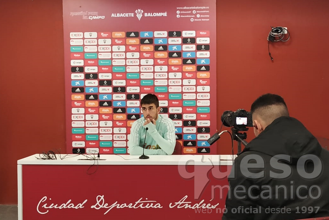 Rueda de prensa de Manu Fuster en la semana previa al encuentro Albacete - Real Sporting de Gijón y tras conocerse la notica del triste fallecimiento de Pelayo Novo