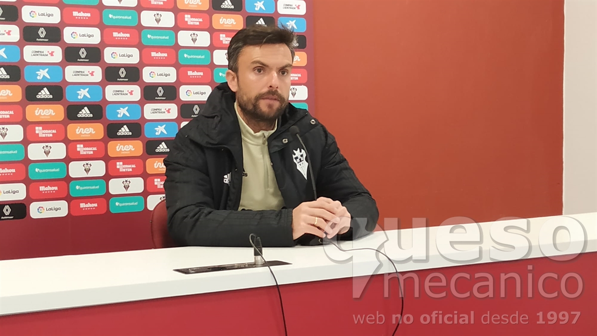 Rueda de prensa de Rubén Albés, entrenador del Albacete Balompié, en la previa del encuentro C.D. Tenerife - Albacete Balompié