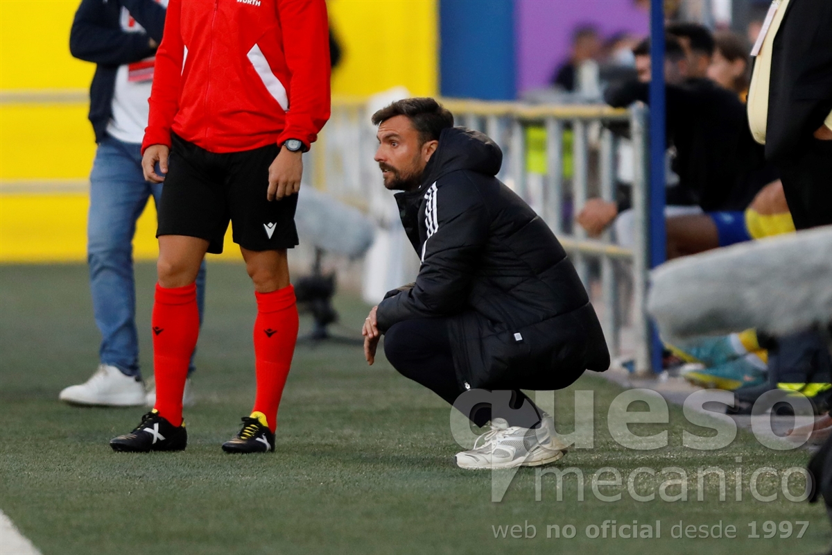Rubén Albés, entrenador del Albacete Balompié, en la banda del estadio del Huétor Tájar