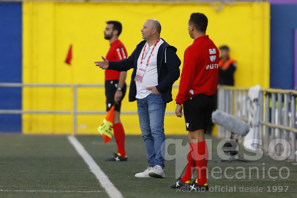 Thierry Pérez entrenador del Huétor Tájar en el partido de los suyos ante el Albacete Balompié