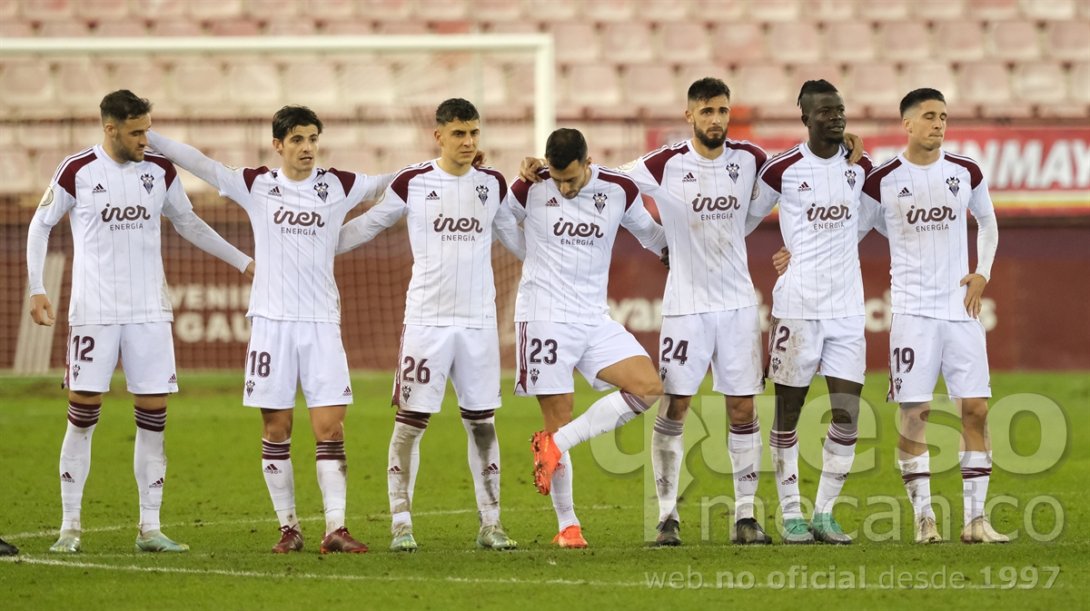 Varios jugadores del Albacete se conjuran durante la tanda de penaltis ante el Logroñés