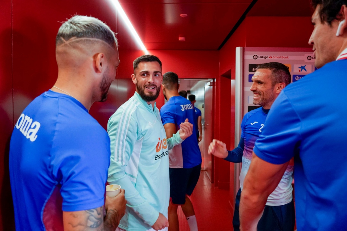 Cristian Glauder en el tunel de vestuarios del Estadio de Ipurúa conversa con sus antiguos compañeros antes del Eibar - Albacete