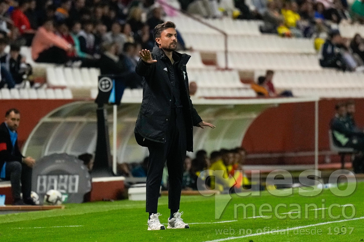Rubén Albés, entrenador del Albacete Balompié, en la banda del Estadio Carlos Belmonte da instrucciones a los suyos en el encuentro ante el Villarreal B