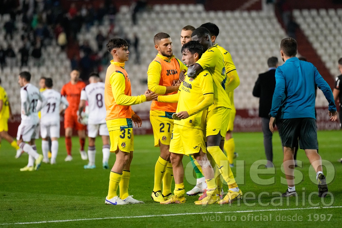 Los jugadores del Villarreal B, con Rodrigo Alonso en el centro, celebrando el empate del filial amarillo en el Carlos Belmonte