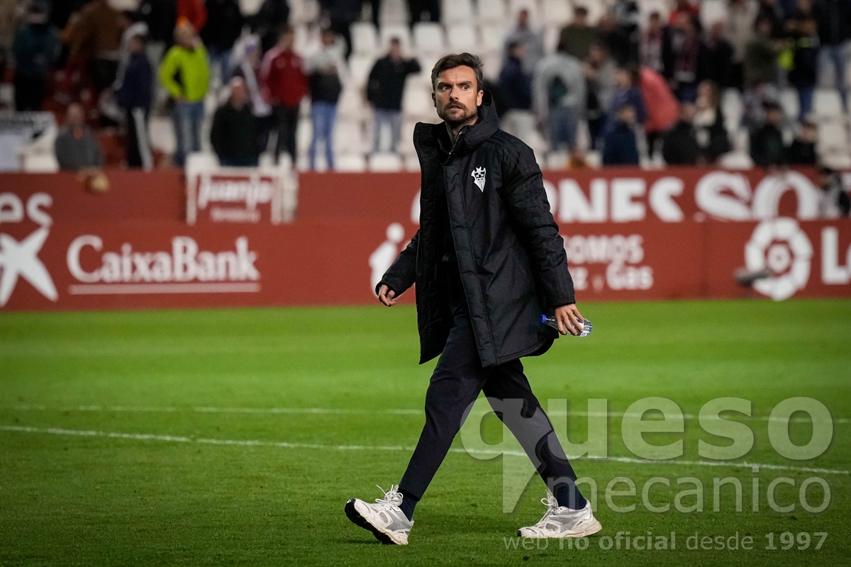 Rubén Albés se retira del Carlos Belmonte tras la derrota del Albacete ente el Levante
