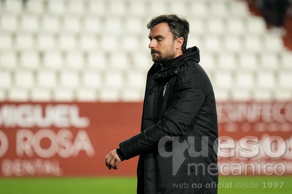 Rubén Albés se retira pensativo del Carlos Belmonte tras el empatae del Albacete ante el Zaragoza