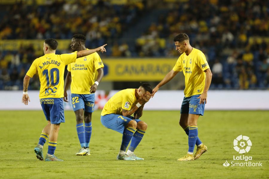 El futbolista de la U.D. Las Palmas Vitolo se lesionaba apenas unos minutos después de entrar al campo y tras haberse recuperado de otra lesión
