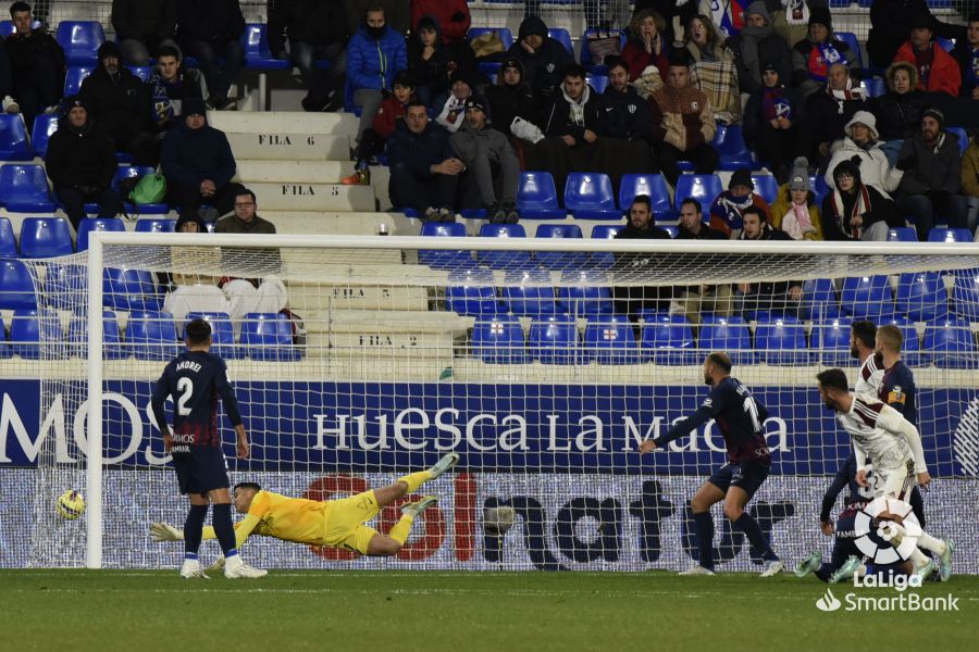 Al filo del descanso Higinio Marín abría el marcador enganchando un rechace en el área del Huesca y rematando como hacen los delanteros centro