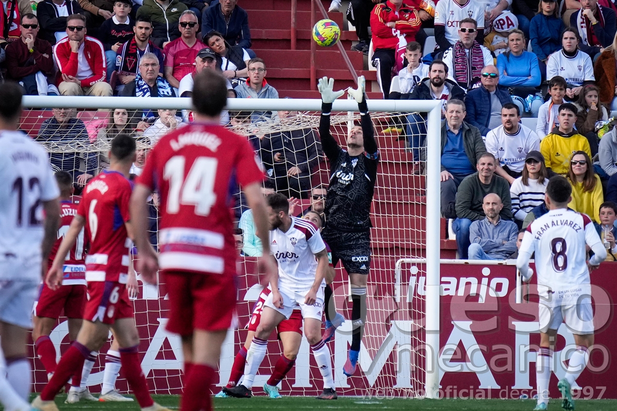Bernabé Barragán en un lance del encuentro Albacete Balompié - Granada C.F.