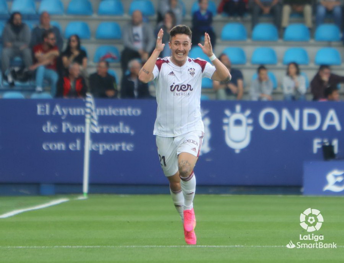 Dani Escriche celebrando su primer gol con la camiseta de Albacete