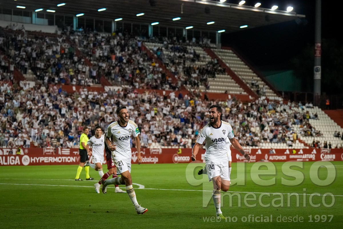 Cristian Glauder celebrando su primer gol con la camiseta del Albacete Balompié ante el Burgos C.F. en el Carlos Belmonte