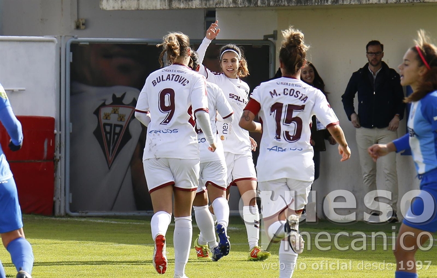 Alba Redondo celebra el tanto ante el Málaga que la mantiene como pichichi de la máxima categoría del fútbol femenino