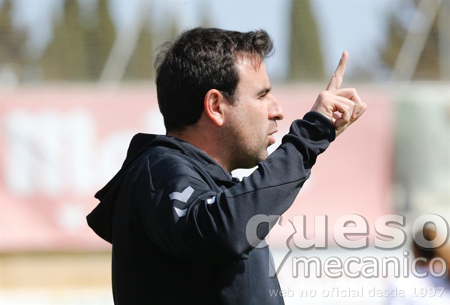 Carlos del Valle dando instrucciones a su equipo en el partido ante la Real Sociedad